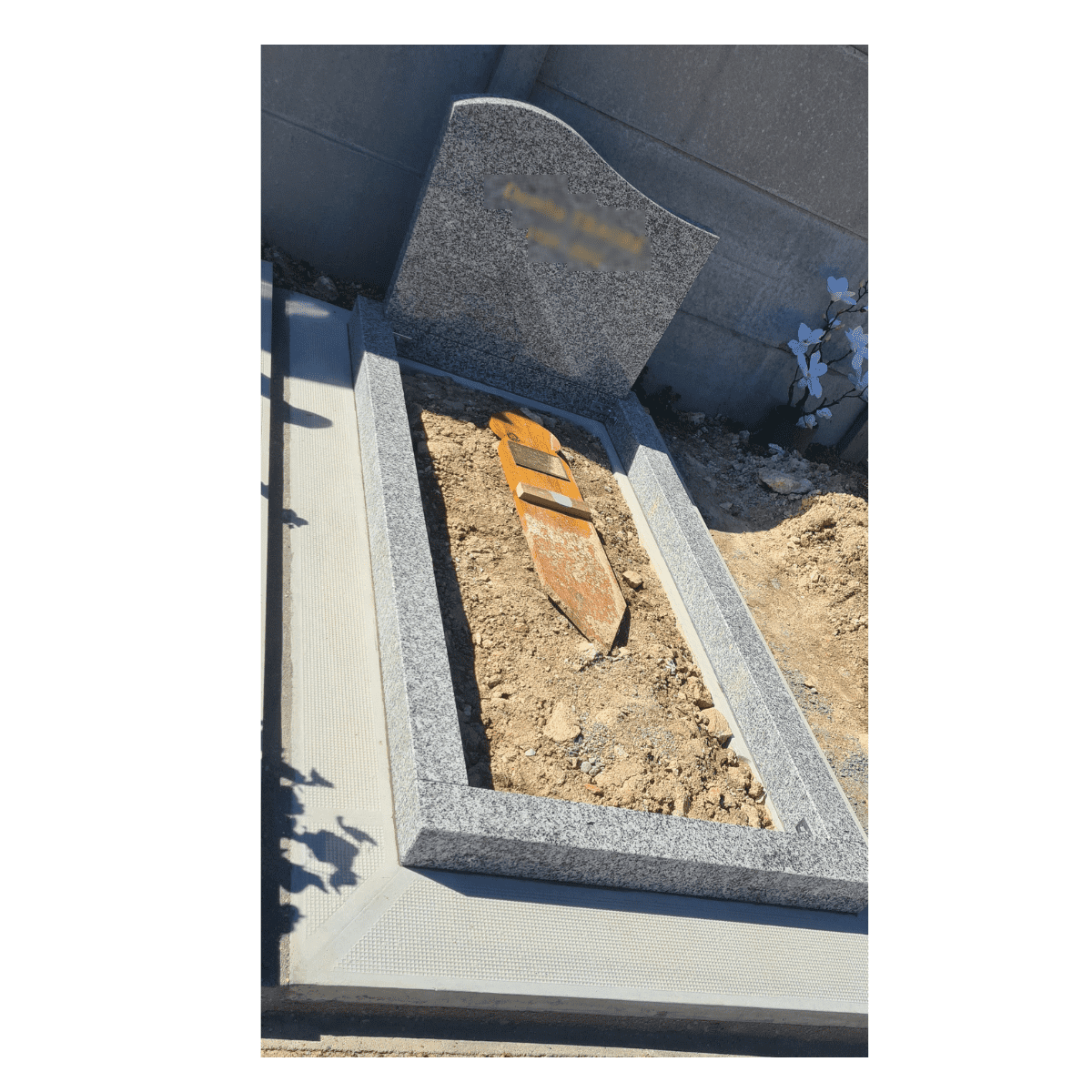 Monument Mesino avec stèle en gris du Tarn, cimetière dans la Seine et Marne (77)